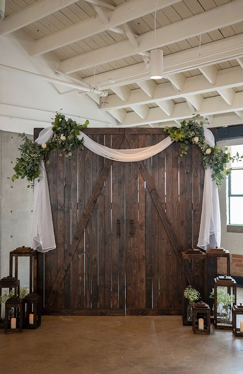 Pallet Backdrop With Flowers, Barn Door Photo Backdrop, Homemade Wedding Arch Rustic, Barn Door Wedding Entrance, Barn Door Wedding Backdrop, Barn Wedding Backdrop, Wood Backdrop Wedding, Barn Door Wedding, Christmas Mini Sessions Outdoor