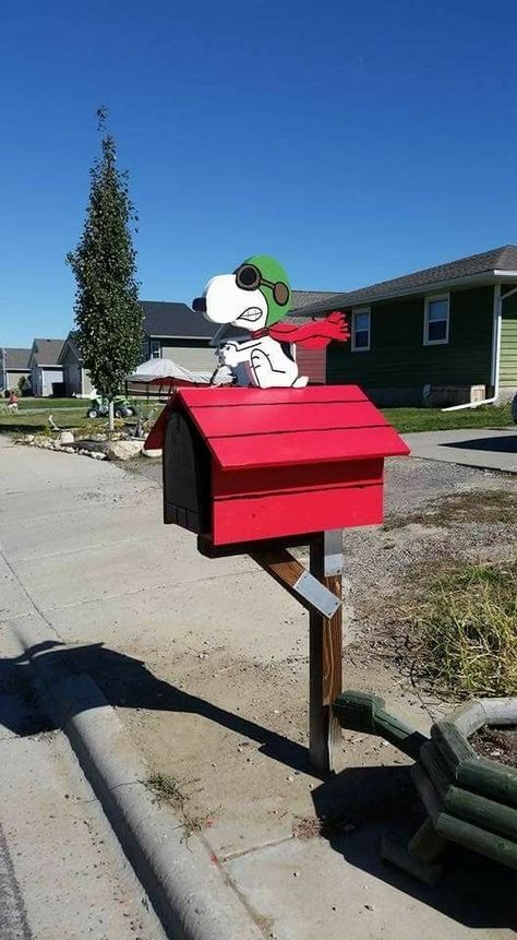 Snoopy Mailbox Diy, Funny Mailbox Ideas, Snoopy Mailbox Ideas, Cool Mailbox Ideas Unique, Funky Mailbox Ideas, Diy Wood Mailbox Ideas, Mailbox Painting Ideas, Unique Mailbox Ideas, Snoopy Mailbox