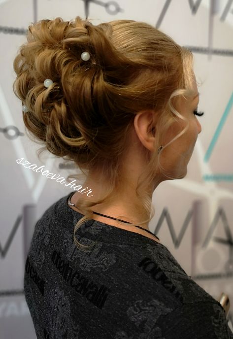 haj fodrász frizura szaboevahair konty updo alkalmi frizura esküvő ballagás szalagavató menyasszony elegáns casualstyle weddinghair blondehair nőihaj womenhairstyle szőkehaj Budapesthair pestifodrász Nail Polish, Hair Styles, Hair, Quick Saves