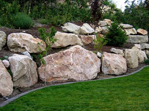 Rock Wall Landscape, Landscape Edging Stone, Boulder Retaining Wall, Rock Retaining Wall, Garden Retaining Wall, Stone Retaining Wall, Landscaping With Boulders, Landscaping Retaining Walls, Hillside Landscaping