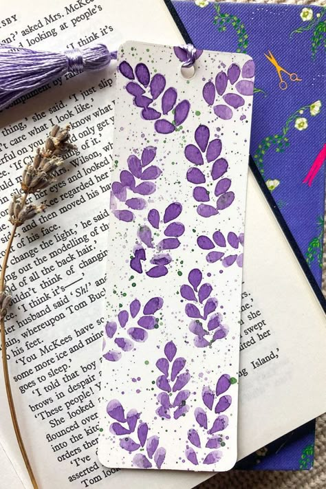 Book Mark Painting Ideas Easy, Cute Book Mark Drawing, Painting Book Marks, Book Separator Ideas, Cute Book Marks Ideas, Unique Bookmarks Diy, Books Marks Ideas, Bookmarks Diy Aesthetic, Book Marks Watercolor