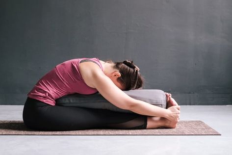 Feeling full after that last meal? Don't fret. This yoga pose can help ease the bloating, the stress, and the other discomfort that comes with overeating. Seated Forward Fold, Kundalini Yoga Poses, Yoga Kundalini, Vanessa Bryant, Forward Fold, Yoga Iyengar, Lower Abdomen, Balance Exercises, Improve Balance