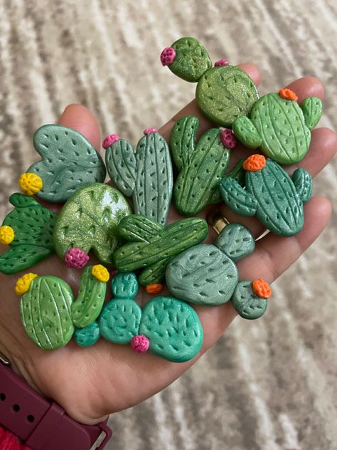 Diy Small Clay Crafts, Polymer Magnets Diy, Magnet Clay Ideas, Easy Clay Magnet Ideas, Clay Magnet Ideas Diy, Air Dry Clay Projects Magnets, Clay Art Magnet, How To Make Clay Magnets, Air Clay Magnets Diy