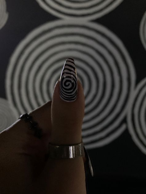 Spiral Nails Acrylic, Tim Burton Nails Acrylic, Tim Burton Nail Art, Wednesday Addams Nails, Tim Burton Nails, Spiral Nails, Gothic Nails, Grunge Nails, Nail Nail