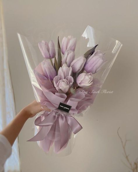 Minimalist Flower Bouquet, Tulips Bouquet, Purple Bouquets, Diy Bouquet Wrap, Bouquet Tutorial, Luxury Flower Bouquets, Fancy Flowers, Flower Bouquet Diy, Purple Bouquet