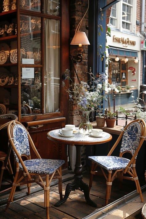 French Bistro Kitchen, Bistro Interior, Bistro Decor, Bistro Kitchen, Cozy Coffee Shop, Cafe Shop Design, Coffee Shop Aesthetic, Parisian Cafe, Outdoor Bistro Set