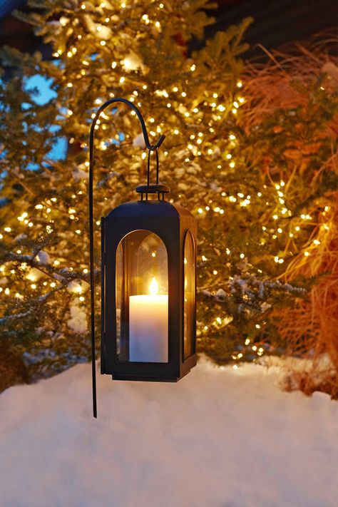 Lantern Diy Ideas, Christmas Lanterns Diy, Southern Landscaping, Outdoor Winter Decor, Hook Ideas, Path Lighting, Christmas Articles, Lantern Diy, Christmas Lantern