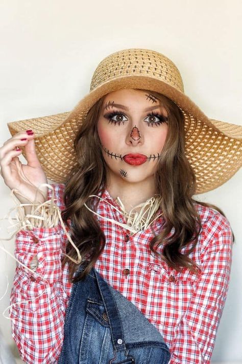 28 Amazing Minimalist Halloween Costumes » Lady Decluttered Minimalist Halloween Costume, Work Appropriate Halloween Costumes, Last Minute Kostüm, Halloween Costumes Scarecrow, Scarecrow Halloween, Creepy Halloween Costumes, Scarecrow Costume, Minimalist Halloween, Diy Costumes Women