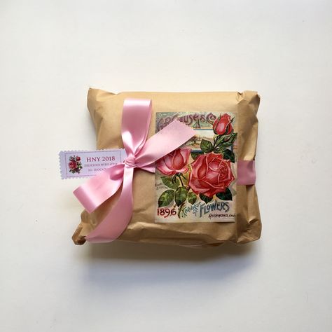 Sentimental Handmade Gifts, Gift Wrapping Ideas Aesthetic, Pretty Gift Wrapping, 귀여운 음식 그림, Gift Wrapping Inspiration, Pen Pal Letters, Tanah Liat, Gift Inspo, Get Well Soon