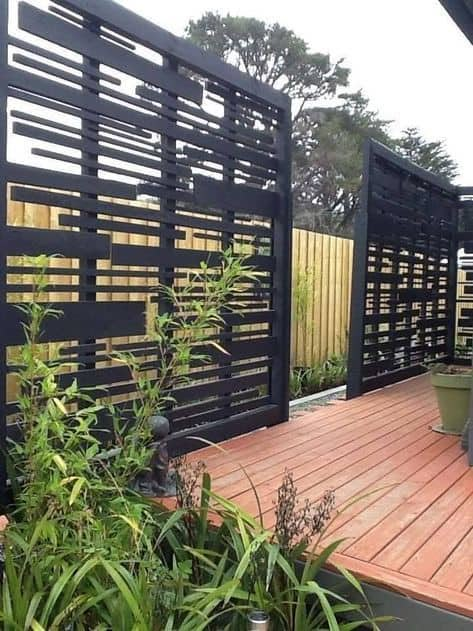 Gate With Vines, Inexpensive Privacy Fence Ideas, Pagar Modern, Backyard Privacy Screen, Yard Privacy, Black Fence, Patio Privacy, Privacy Fence Designs, Fence Designs