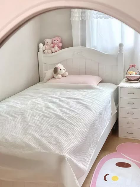 Twin Beds For Small Rooms, Twin Bed Coquette, Cute Twin Bed Ideas, Twin Size Bed Ideas Aesthetic, Room Inspo Twin Bed, Made Bed Aesthetic, Aesthetic Twin Bed, Twin Bed Aesthetic, White Bedroom Aesthetic