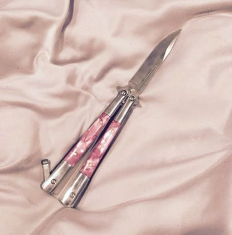 Knife Aesthetic, Pretty Knives, Butterfly Knife, Knife Collection, Cool Knives, Creepy Cute, Designs Ideas, Pink Aesthetic, Girly Things