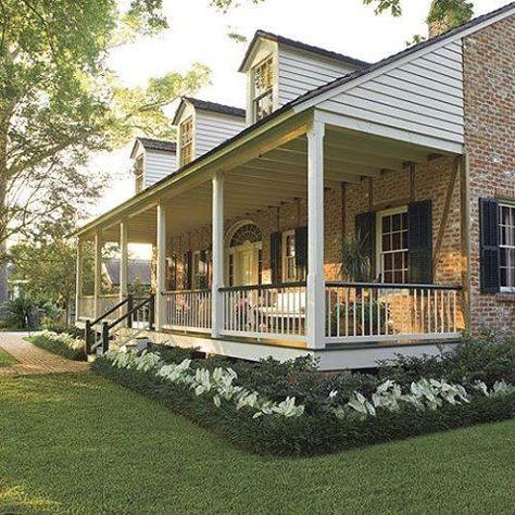 Neat and tidy Porch Landscaping, Creative Landscape, Farmhouse Landscaping, Farmhouse Front Porches, Farmhouse Front, Casa Exterior, House With Porch, Porch Design, Brick House