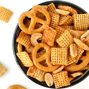 Savory Vegan Chex Mix (Easy!) | The Garden Grazer Chex Mix Recipes Easy, Vegan Chex Mix Recipe, Chex Mix Savory, Vegan Chex Mix, Savory Chex, Savory Chex Mix, Garden Grazer, Homemade Chex Mix, Chex Mix Recipe