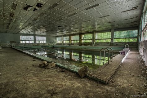 Abandoned Pool Aesthetic, Abandoned Swimming Pools, Old Swimming Pool, Abandoned Pool, Outdoor Pool House, Pool Room Ideas, Outdoor Pool Furniture, Hospital Games, Weird Fears