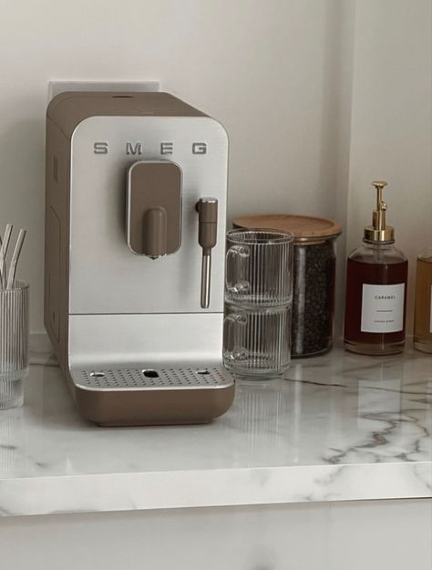 Smeg Coffee Machine, Retro Exterior, Kafe Aesthetic, Smeg Coffee, Coffee Bar Styling, Morning Kitchen, Best Coffee Maker, Coffee Bar Home, Automatic Coffee Machine