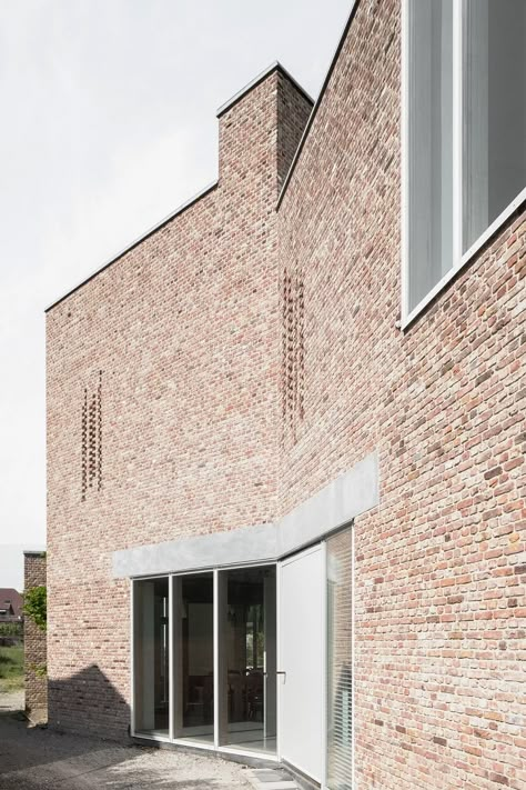 graux & baeyens architecten clad house in belgium with zig-zagging brick facade Diy Stone Patio, Stone Patio Designs, Brick Architecture, Brick Facade, Brick Design, Minimalist Architecture, Brick Building, Building Exterior, Architecture Exterior