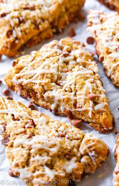 Tender and crumbly, these simple cinnamon chip scones taste like cinnamon rolls and are packed with sweet cinnamon chips! Scones Cinnamon, Cinnamon Chip Scones, Breakfast Scones, Baking Scones, Cinnamon Scones, Cinnamon Breakfast, Scones Recipe Easy, Scones Easy, Sally's Baking