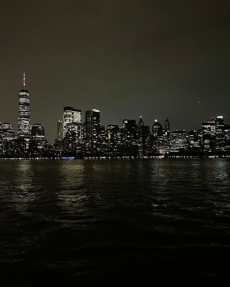 Nyc Skyline Night, Nex York, Nyc Night, New York Aesthetic, Nyc Skyline, Nyc Life, City Vibe, Concrete Jungle, Night City