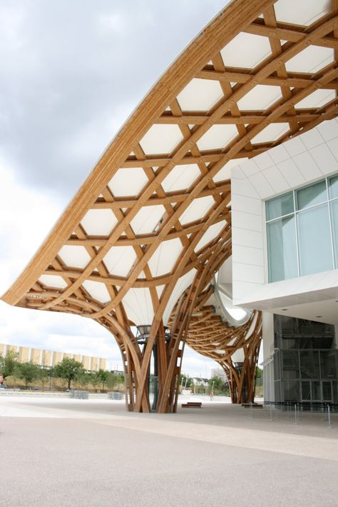 Twisting lattice structure Interactive Space, Cardboard Chair, Metz France, Architecture Drawing Presentation, Floating Architecture, Lattice Structure, Sport Center, Shigeru Ban, Exhibition Centre