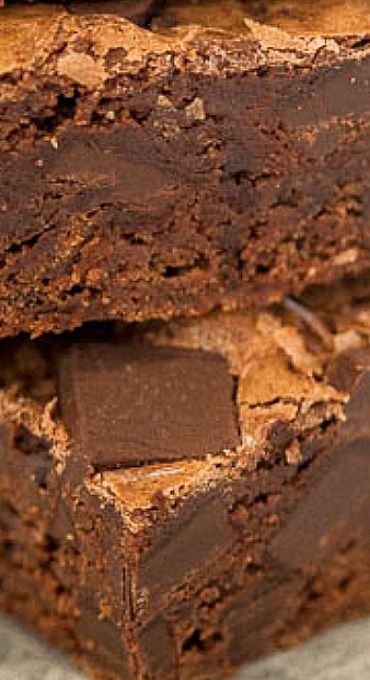 Starbucks Double Chocolate Brownies {Copycat Recipe} Starbucks Bakery Recipes, Starbucks Brownie Recipe, Starbucks Treats, Blondie Recipes, Plated Dessert, Double Chocolate Brownies, Copycat Starbucks, Baking Stuff, Fund Raiser