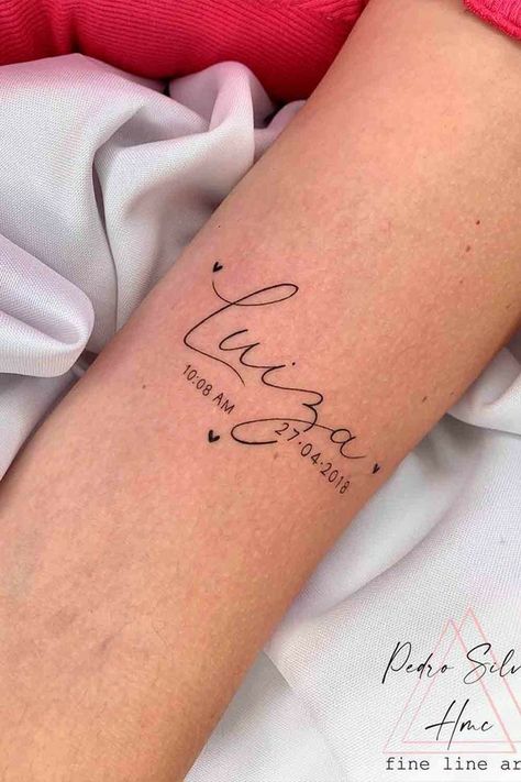 Kid Tattoos For Moms, Small Name Tattoo, Tato Nama, Mutterschaft Tattoos, Name Tattoos For Moms, Baby Name Tattoos, Baby Tattoo Designs, Tato Minimal, Tattoos For Moms