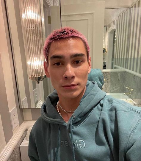 Evan Mock on Instagram: “📌 10.21.21 • Evan Mock wearing glossier new hoodie ! #evanmock” Pink Hair Guy, Evan Mock, Gossip Girl Reboot, Makeup And Skincare Products, Gossip Girl Outfits, Pink Head, Makeup And Skincare, Buzz Cut, Hair Inspo Color