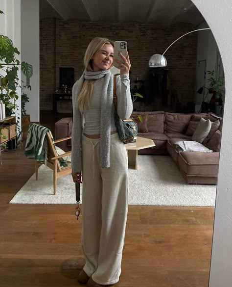 Scuba Sweatpants Outfit, Cute Wide Leg Pants Outfits, Comfy Trousers Outfit, Casual Outfit Winter Women, Aesthetic Study Outfit, Sweden Fashion Summer, Winter Cool Girl Outfits, Cute Winter Lounge Outfits, Italy Fits Winter