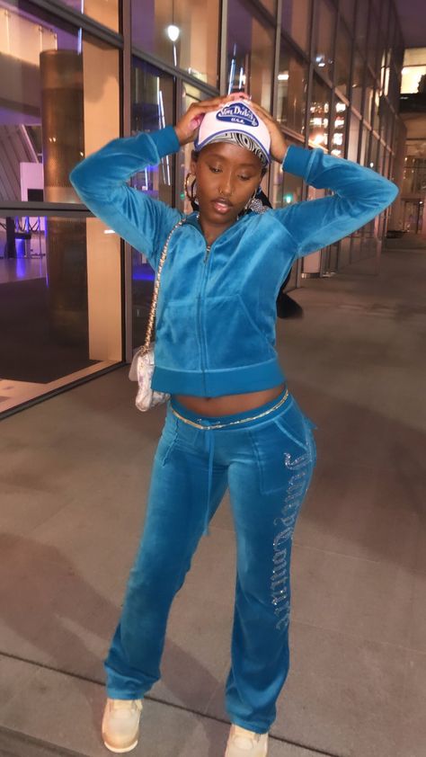 Blue Velour Tracksuit, Velour Tracksuit Outfit, Sweatsuit Outfits, Juicy Tracksuit, Juicy Couture Clothes, Juicy Couture Tracksuit, Tracksuit Outfit, Latina Fashion Outfits, Latina Fashion