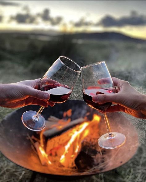 Camping Scotland, Red Wine Drinks, Camping Wine, Wine Picnic, Wine Event, Summer Christmas, Wine O Clock, Wine Time, Firepit