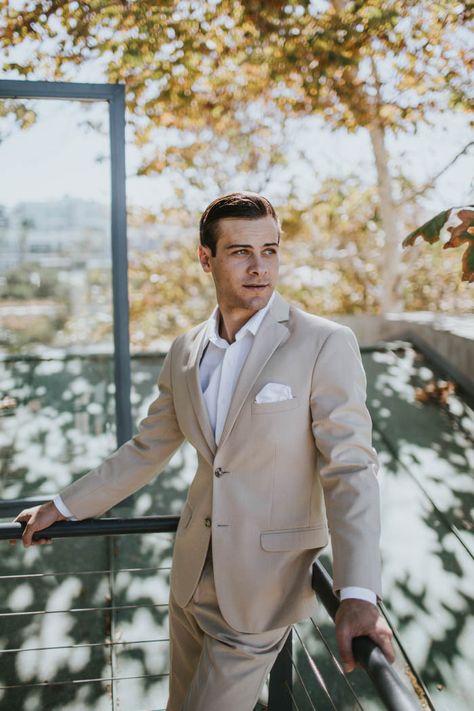 Sandy Suit Wedding, Sand Groom Suit, Sand Suit Wedding, Sand Groomsmen Suits, Beige Beach Wedding, Sand Suit, Grooms Outfits, Groom Suite, Beige Beach