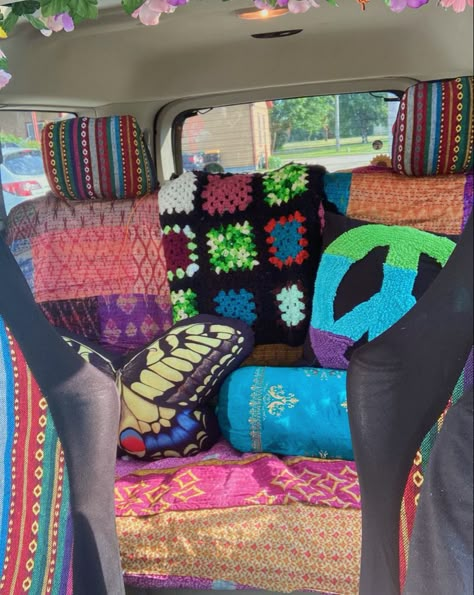 Backseat Car Decor, Car Inspo Interior, Cozy Car Interior, Hippie Car Interior, Combi Hippie, Car Interior Diy, Hippie Car, Girly Car Accessories, Car Deco