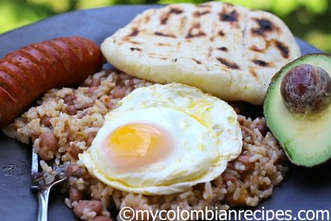 Calentado Colombiano (Beans and Rice Breakfast Dish) Columbian Food, Colombian Breakfast, Columbian Recipes, Colombian Dishes, Colombian Recipes, Colombian Cuisine, Chorizo And Eggs, Breakfast Recipes Indian, Colombian Food