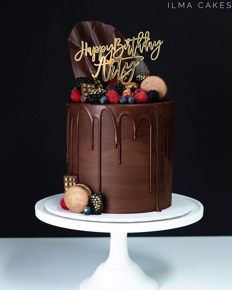 Fruit is healthy right?! 🥺 😂 This chocolate overload for a birthday over the weekend with chocolate macarons, fresh berries and a… Chocolate Cake 30th Birthday, Chocolate Cake With Macarons, Fruit Design Cake, 40th Chocolate Birthday Cake, Chocolate Bday Cake, Chocolate Cake With Berries, Chocolate Overload Cake, Tom Cake, 21st Bday Cake