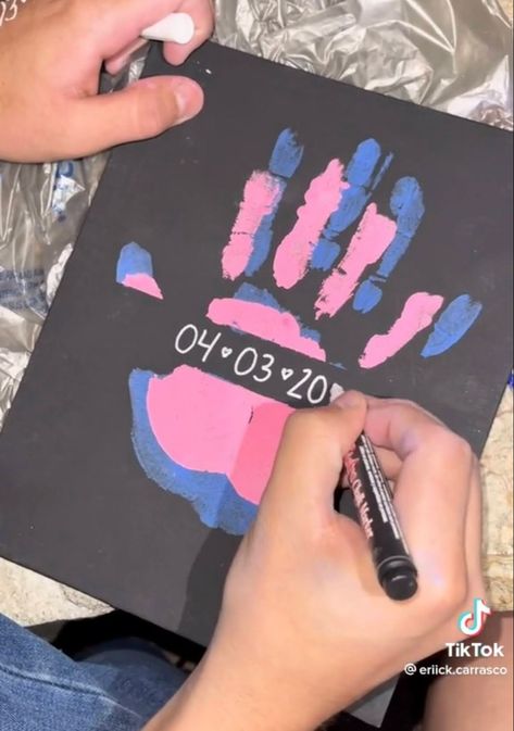 Couple Hand Craft, Handprint Bf And Gf, Hand Print Art For Couples, Things To Buy Ur Boyfriend, Hand Print For Couples, Handprint With Boyfriend, Cute Couple Art Ideas Easy, Hand Print Crafts For Couples, Arts And Craft Gifts For Boyfriend