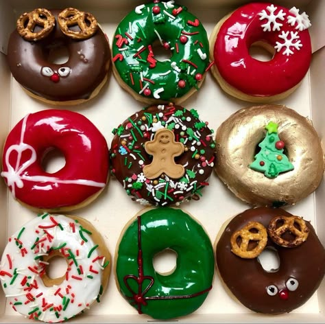 Christmas Doughnut Ideas, Christmas Donuts Ideas, Holiday Donuts, Fancy Donuts, Donut Decorating Ideas, Besties Christmas, Donut Ideas, Christmas Pastries, Christmas Donuts