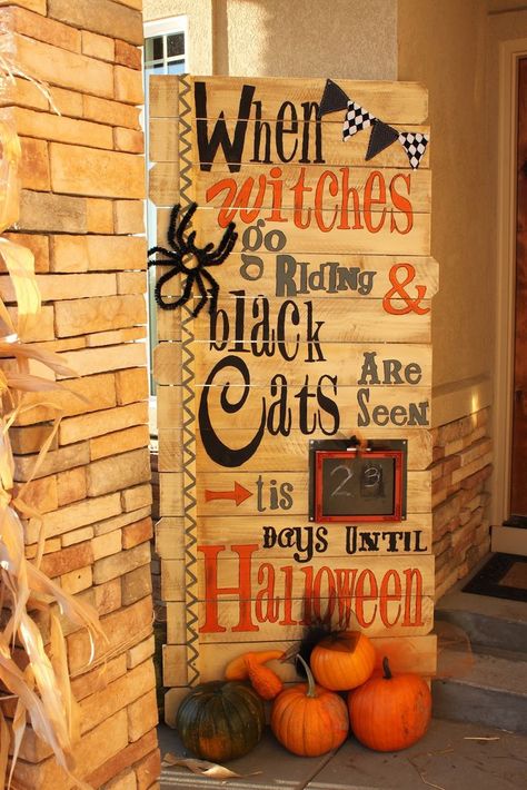 Front Porch Halloween Decorating Ideas • DIY projects, Tutorials and Ideas! Including, from 'weekly scrapper', this cool countdown to halloween project with tutorial. Porche Halloween, Minion Halloween, Dekorasi Halloween, Days Until Halloween, Image Halloween, Hallowen Ideas, Casa Halloween, Halloween Decor Diy, Hello Sweetie