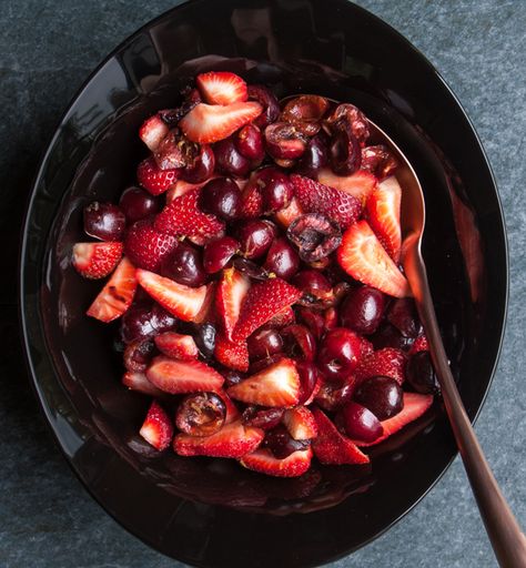 From our blog: Red Fruit Salad is the ultimate summer dish. Makes 6 perfect Phase 1 fruit servings. Fast Metabolism Diet Phase 1, Cherries And Strawberries, Fast Metabolism Recipes, Fast Metabolism Diet Recipes, Fmd Recipes, Metabolic Diet Recipes, Haylie Pomroy, Metabolism Diet, Metabolic Diet