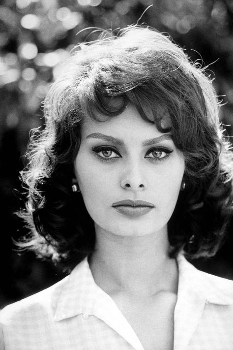 Sophia Loren's Iconic Style In Photos - HarpersBAZAAR.com Stars D'hollywood, Sofia Loren, Katharine Hepburn, Italian Beauty, Italian Actress, Kelly Brook, Sophia Loren, Beauty Icons, Elizabeth Taylor