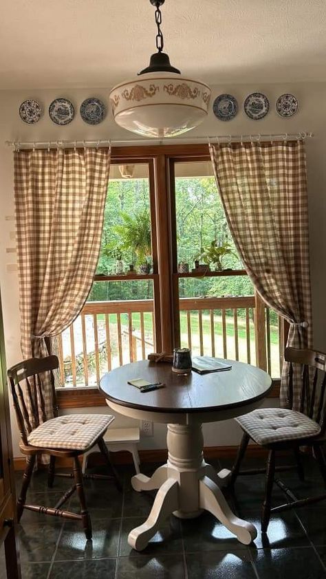 Small Cottage Dining Area, Cottage Core Breakfast Nook, Cottage Home Aesthetic, Cottage Core Dining Room, Cottagecore Dining Room, Vintage Country Cottage, Modern Cottagecore, Cottage Dining, Cottage Dining Rooms