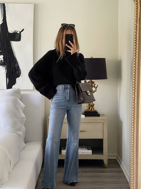 High Waisted Flare Jeans Outfit Winter, High Waisted Bell Bottom Jeans Outfits, Black High Waisted Jeans Outfit, High Waisted Flare Jeans Outfit, Flare Jeans Winter, Flare Jeans Outfit Winter, Flared Jeans Outfit Fall, Flare Jean Outfit, Flare Outfit