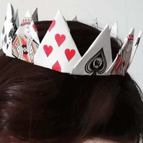 Queen Of Hearts Aesthetic, Card Crown, Halloween Constumes, Queen Of Hearts Halloween Costume, Alice Halloween, Queen Of Hearts Halloween, Queen Of Hearts Card, Diy Playing Cards, Halloween Duos