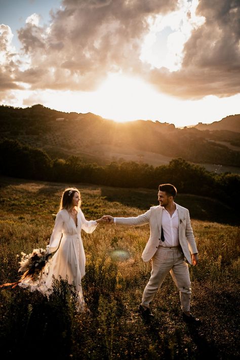 Take a virtual trip to this outdoor wedding in Italy with dried flowers and an epic family-style reception table! Summer Golden Hour, Vineyard Photography, Traveling To Italy, Summer Wedding Attire, Pre Wedding Photoshoot Props, Wedding Fotos, Summer In Italy, Late Summer Weddings, Wedding Photoshoot Props