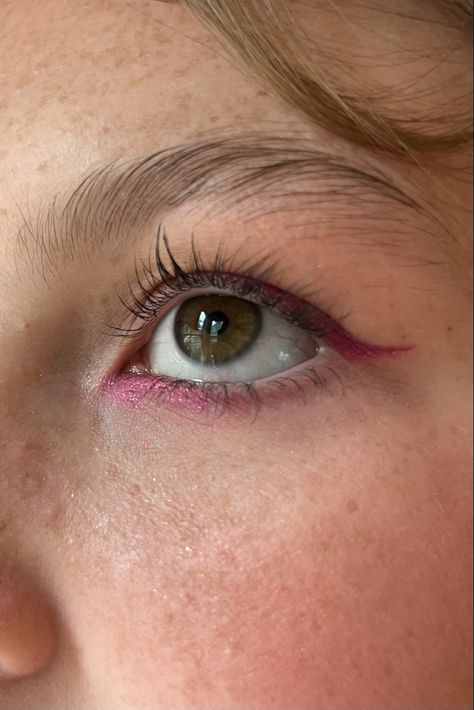 Simple Makeup With Pop Of Color, Pop Of Green Makeup, Pink Eyeliner Brown Eyes, Subtle Colourful Eye Makeup, Simple Pink Eye Makeup Looks, Pink And Green Eyeliner, Pink Eyeliner Looks Simple, Subtle Fun Makeup, Fun Everyday Makeup