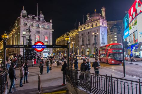 Piccadilly Circus at night in London London Night Out, Piccadilly Circus London, London In June, London Wallpaper, London Square, London Vibes, London Aesthetic, London Summer, Piccadilly Circus