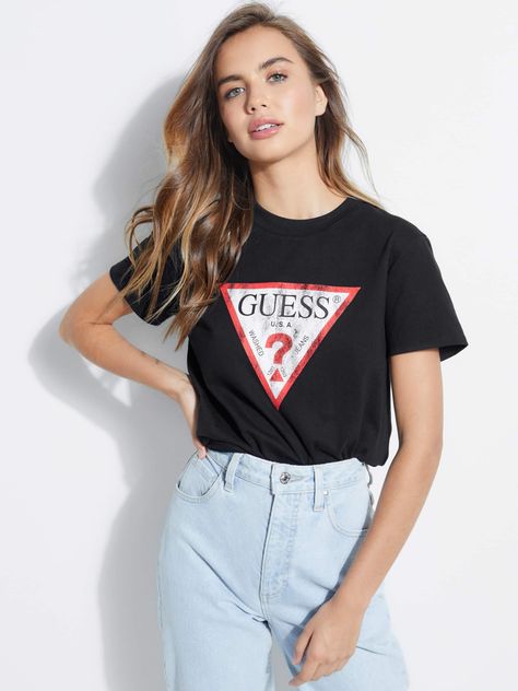 Guess T Shirt Outfit Women, Outfit Buchifresa, Guess Tshirt, Guess Clothing, Product Modeling, I Get Money, Logo Tshirt, Guess Shirt, Clothing Crafts