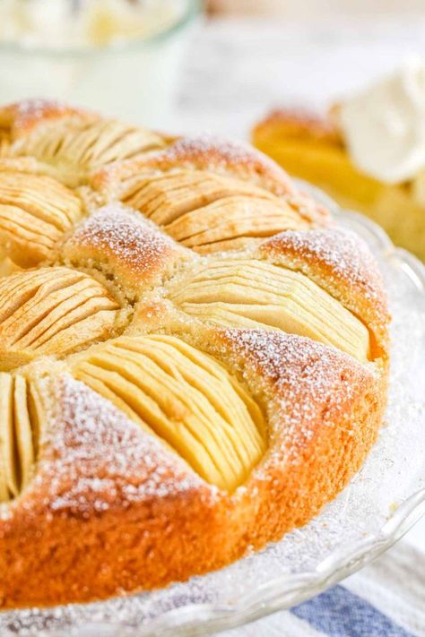 Traditional German Desserts, Apple Cake Recipe Easy, German Apple Cake, German Food Authentic, Apple Cake Recipe, German Cake, Apple Coffee Cakes, German Desserts, German Baking