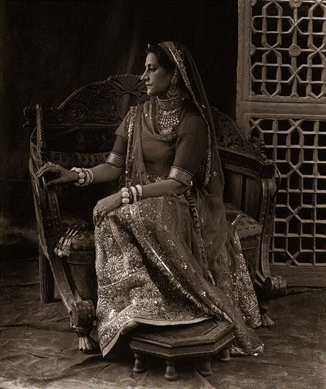 Vintage Indian Fashion, Rajasthani Dress, Royal Indian, History Of India, Vintage India, India People, Indian Woman, Ancient India, Indian History