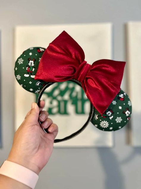 Christmas Minnie Ears, Christmas Mickey Ears, Diana Outfits, Disney Outfits Women, Diy Disney Ears, Disneyland Ears, Headband Crafts, Green Xmas, Minnie Mouse Ears Headband