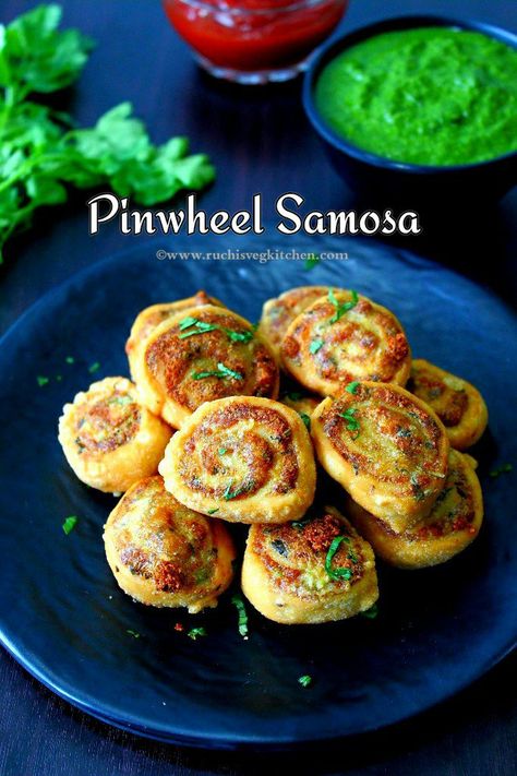 PINWHEEL SAMOSA Pinwheel Samosa, Veg Appetizers, Au Gratin Recipes, Cooking Recipes In Urdu, Veg Snacks, Samosa Recipe, Indian Appetizers, Bite Size Appetizers, Pinwheel Recipes